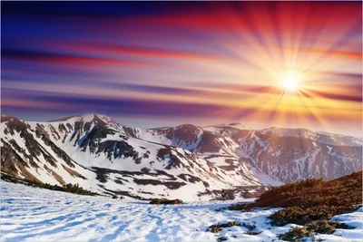 Produktbild von Wallario Premium Glasbild, freischwebende Optik, kräftige Farben, Größe 90 x 60 cm Motiv Farbenfroher Sonnenuntergang im Winter - Schnee in den Bergen