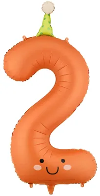 Oranger Folienballon in Form der Zahl 2 mit lächelndem Gesicht und Partyhut vor neutralem Hintergrund.