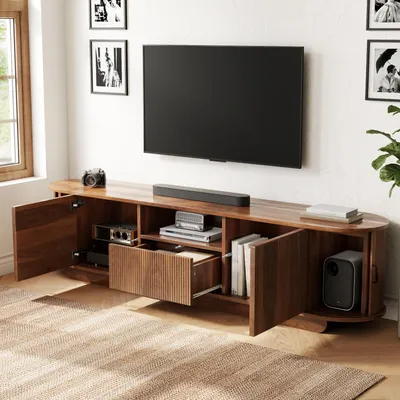 Obrázek produktu pro MODFU TV skříňka, 180 cm, moderní televizní stolek s 3D vlnitým předním panelem, posuvnými dvířky a zásuvkou, televizní stolek s otevřenou policí a úložným prostorem, ořechové dřevo