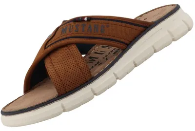 Auf dem Bild ist ein brauner flacher Schuh zu sehen der eine schlichte und elegante Form hat. Der Schuh wird von der Seite betrachtet und zeigt seine feine Verarbeitung sowie die angenehmen Farben.
