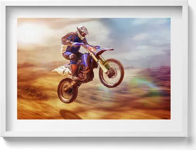 Produktbild von Motorradfahrer in der Wüste– Wandbild mit Rahmen – Gerahmtes Bild  – Wanddekoration – 70x50 cm –  Weiß Rahmen