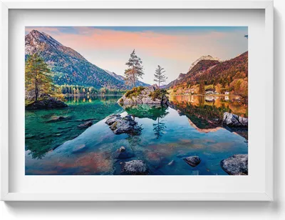 Produktbild von Schöne Berglandschaft an einem See– Wandbild mit Rahmen – Gerahmtes Bild  – Wanddekoration – 70x50 cm –  Schwarz Rahmen