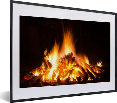 Produktbild von MuchoWow® MuchoWow® Gerahmtes Poster Kamin vor schwarzem Hintergrund 40x30 cm - Poster mit zchwarzem Bilderrahmen - Bilderrahmen - Poster im Rahmen