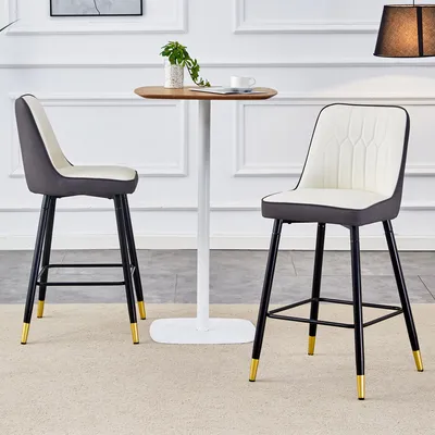 Productafbeelding van STILVORA set van 2 barkrukken, 100 cm hoog, met een zitting van Polyurethanleer. De barkrukken hebben een zwart metalen frame en een voetsteun. Dit stabiele ontwerp is ideaal voor een thuisbar