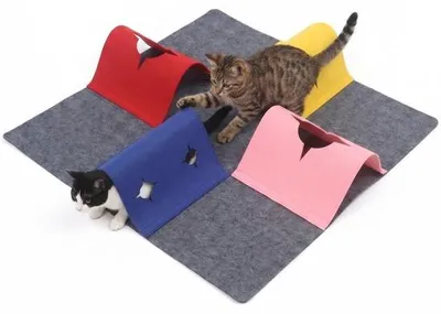 Produktbild von Omgoods – Interaktive Katzenspielmatte mit Tunnel aus Filz, 90 x 90 cm