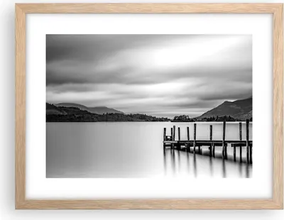 Produktbild von Gerahmtes Poster - Rahmen in heller Eiche - Schwarzweiß Landschaft See - 40x30 cm - Wand Bild - Wanddeko - Wandbilder - Wandposter - Bilderrahmen - Bilder - Kunstdruck - Wandbild - P2NAA40x30-4321