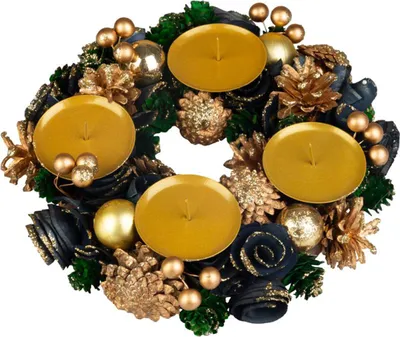 A festive Advent wreath with four candle holders, decorated with pine cones, baubles, and floral elements in green, blue, and gold.