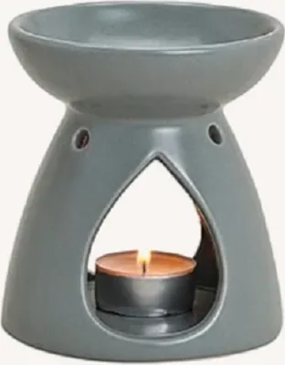 Eine graue Keramik-Duftlampe mit schalenförmiger Oberseite und tropfenförmiger Öffnung in der Mitte.
