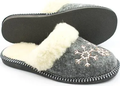 Produktbild von Graue, gefütterte Filzpantoffeln für Damen mit Schneeflockenmuster Gr.36