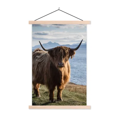Produktbild von MuchoWow® Textilposter Schottische Highlander - Bergen - Meer 60x90 cm mit holzfarbenen Rahmen - Textil