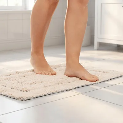Zdjęcie produktu dla Mata łazienkowa Dariana Softa, 100% bawełna, 45 x 75 cm, beżowa z obramowaniem – antypoślizgowa mata łazienkowa