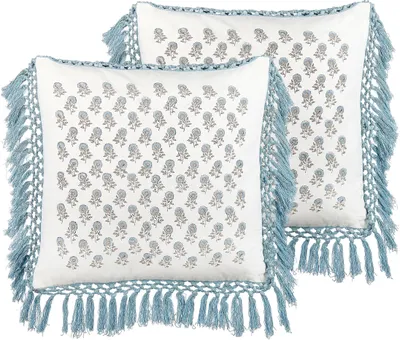 Produktbild von BELIANI Dekokissen 2er Set Weiß und Blau Baumwolle 45 x 45 cm Bezug mit Füllung Reißverschluss Fransen Blumenmuster Boho Wohnzimmer Schlafzimmer Deko für Bett