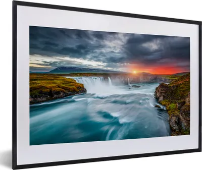 Produktbild von MuchoWow® Gerahmtes Poster Wasserfall - Sonnenuntergang - Natur - Wasser 60x40 cm - Poster mit Schwarzem Bilderrahmen Wandposter Rahmen Foto Bilder - Schlafzimmer - Plakat in Rahmen - Drucken