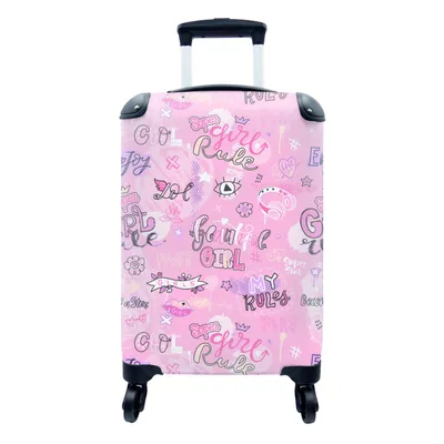 Produktbild von MuchoWow® Koffer Handgepäck Trolley Rollkoffer Kleine Reisekoffer mit 4 Rollen - Mädchen - Teenager - Rosa - Zitate - Muster - Cabin Size < 55x40x23 cm & 55x40x20 cm - Fotokoffer - Kabinenkoffer - Boardgepäck - Reise-Box - Reisekoffer - Reisegepäck - Koffer mit Bild - Trolley für Kinder
