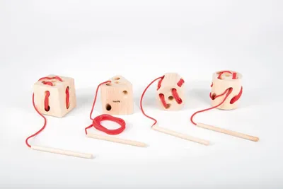 Produktbild von TickiT Holz Lacing Formen - Lernspielzeug für Feinmotorik