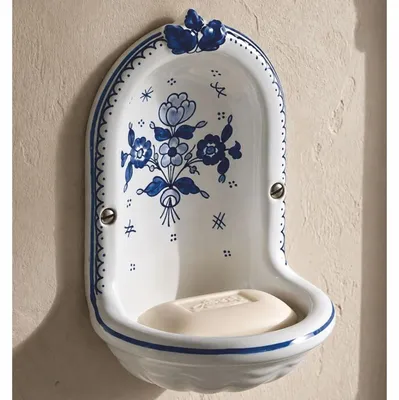 Image de Casa Padrino : Sabonnière murale en céramique de style Art nouveau, blanche et bleue. Hauteur : 18 cm. Accessoires de salle de bain de style Art nouveau. Fabriqué en Italie
