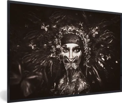 Produktbild von MuchoWow® Gerahmtes Poster Frau - Schwarz - Weiß - Luxus 90x60 cm - Poster mit Schwarzem Bilderrahmen Wandposter Rahmen Foto Bilder - Fotorahmen - Foto-Plakat