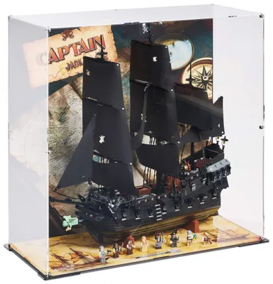 Produktbild von Blacked Brick Vitrine mit bedruckter Rückwand für LEGO® 10365 ICONS – Jack Sparrows Schiff