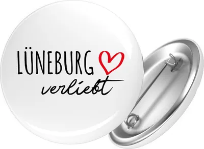Produktbild von Huuraa Button Lüneburg verliebt 25mm rund mit Sicherheitsnadel Ansteckbutton Geschenkidee