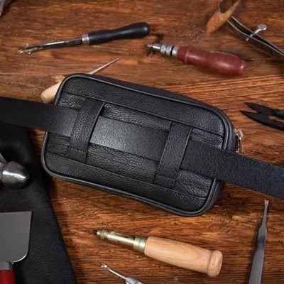 Produktbild von Belveder Herren Gürteltasche, Telefonfach, Leder, mit zwei Fächern für Handy und Alltag, kleine Bauchtasche, kompakt, praktisch, klassisch, Schwarz, Modell S4DD