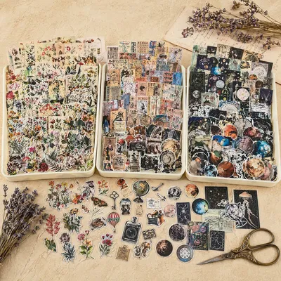 Produktbild von 580-teiliges Set Vintage Scrapbook Aufkleber, 3 Themen Retro Ephemera mit Vinylbögen, ästhetische Junk Journal Zubehör für DIY Basteln, Planner Dekora