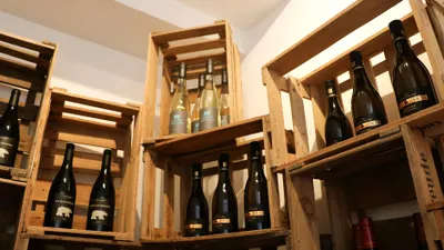Produktbild von Jochen Schweizer Wein Tasting München (Grill Schmankerl); Erlebnis verschenken oder selbst erleben;  Gutschein gültig für 1 Person Gruppengröße: 8-25 Personen