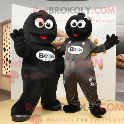 Zdjęcie produktu dla Maskotdraktfigura REDBROKOLY Black Bagels zawiera kombinezon i brosjer