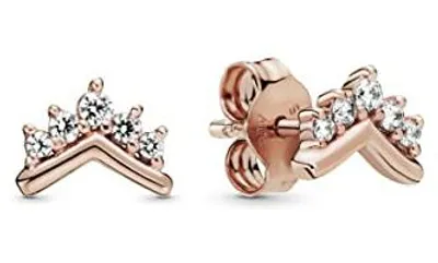 Immagine prodotto di Orecchini "Pandora Diadem-Wishbone" della collezione Pandora Timeless, realizzati in lega metallica con placcatura in oro rosa a 14 carati e decorati con pietre di cubic zirconia