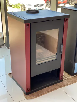 Produktbild von Kaminofen modern model Theia Rot, Energieeffizienz A+ 81.20%, 9 kW, 570 x 467 x 926 mm