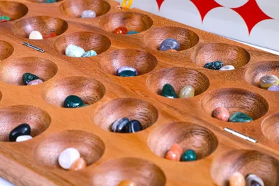 Produktbild von HUS BAO, Steinchenspiel, Bohnenspiel, Halbedelsteine, Mancala, Kalaha, Familienspiel, Gesellschaftsspiel aus Holz