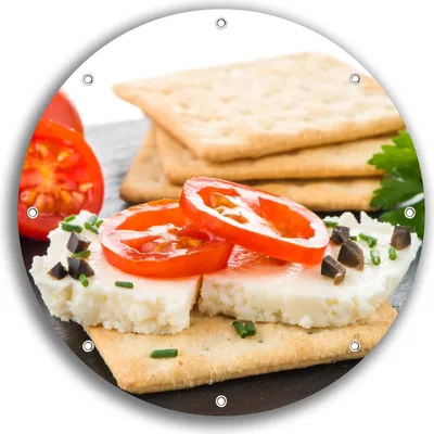 Produktbild von Wallario rundes Outdoor-Poster für Garten oder Balkon, Motiv Frisches Knäckebrot mit Tomaten und Käse, 30 cm Durchmesser