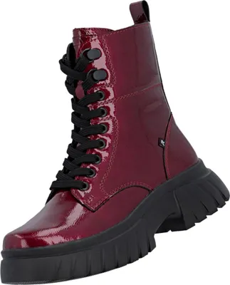 Das Bild zeigt einen roten Stiefel von der Seite. Der Stiefel hat ein glattes Obermaterial und einen hohen Schaft.