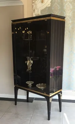 Produktbild von Casa Padrino Luxus Barock Vitrine Schwarz / Gold 102 x 55 x H. 180 cm - Massivholz Vitrinenschrank im Barockstil - Edle Barock Möbel