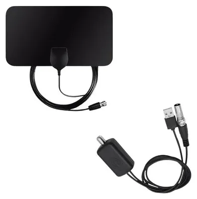 Schwarze Flachbild-HDTV-Antenne mit angeschlossenem Koaxialkabel und separatem USB-Netzteil