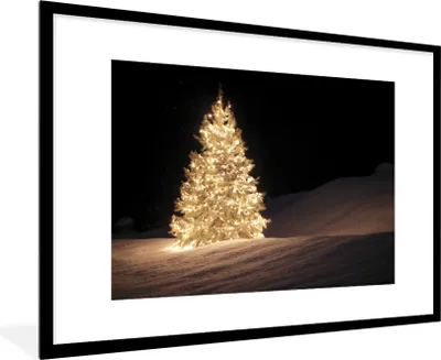 Produktbild von MuchoWow® Gerahmtes Poster Ein beleuchteter Weihnachtsbaum in der Nacht 90x60 cm - Poster mit Schwarzem Bilderrahmen Wandposter Rahmen Foto Bilder - Wanddekoration - Fotos