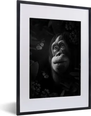 Produktbild von MuchoWow® Gerahmtes Poster Affe schaut sich Schmetterlinge im Dschungel an - schwarz und weiß 30x40 cm - Poster mit Schwarzem Bilderrahmen Wandposter Rahmen Foto Bilder - Wandposter Schlafzimmer