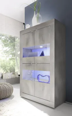 Produktbild von Vitrine "Belinda" in Holzstruktur Pinie Weiss Nachbildung mit 4 Türen und 4 Fächern. Abmessungen (BxHxT) 102x162x43 cm