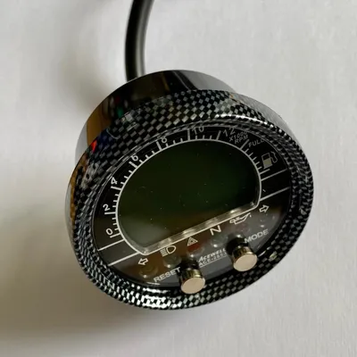 Image de Instrument numérique multifonctionnel en carbone