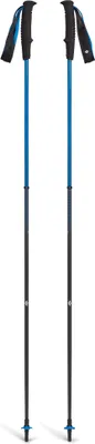 Zwei schwarze Trekkingstöcke mit blauen Akzenten; Modell "Distance Carbon Running Poles" von Black Diamond.