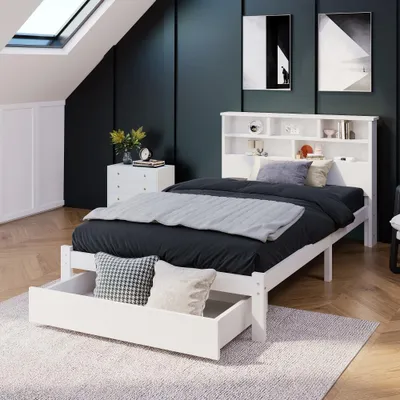 Zdjęcie produktu dla Łóżko z drewna 90x200 cm w kolorze białym, z listwowym stelażem, szufladami i półką na książki w zagłówku. Pojedyncze łóżko wykonane z litego drewna sosnowego i MDF, idealne do pokoju młodzieżowego