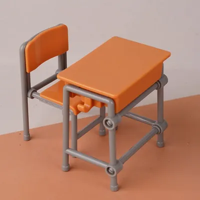 Miniatur Klassenzimmer Set mit 6 Teilen, Schulmöbel, Tische, Stühle und Rucksäcke für Dekoration und Spielzeug