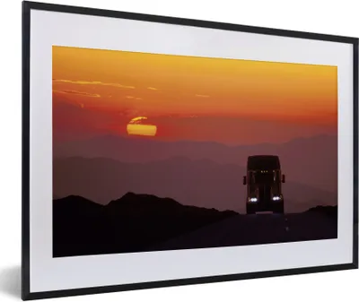 Produktbild von MuchoWow® MuchoWow® Gerahmtes Poster Sonnenuntergang hinter dem Lastwagen 60x40 cm - Poster mit zchwarzem Bilderrahmen - Schlafzimmer - Plakat in Rahmen - Drucken