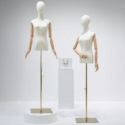 Zdjęcie produktu dla Stojak na ubrania 360Home – prezentacja damskiego modelu w sklepach odzieżowych