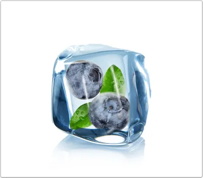 Produktbild von Spritzschutz Herdabdeckplatte Schneidebrett aus Glas Heidelbeeren im Eiswürfel 1-Teilig (60x52cm)