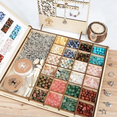 Imagen del producto de Cuentas de piedras preciosas para pulseras: 6 mm de cuentas y fragmentos de piedras naturales. Kit para crear tus propias joyas, que incluye un soporte de madera para exhibirlas