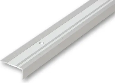 Produktbild von (12,34EUR/m) 38 x 18 x 1180 mm Treppenwinkel silberfarben gebohrt inkl. Montageset Treppenkantenprofil Treppenkante mit Einlage rutschhemmend