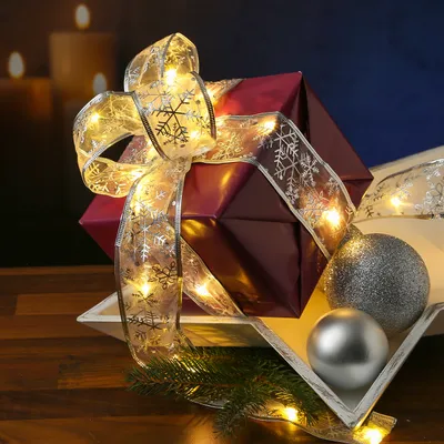 Produktbild von LED Seidenband Lichterkette - Geschenkband - Schneeflockenmotiv - 30 LED - 2,7m - Batterie - silber