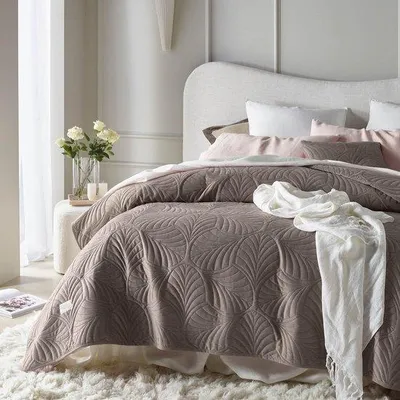 Produktbild von Famanu Sprei Braun - 220 x 240 cm - Vielseitige Wohndecke als Bett- oder Sofadecke - Quilt - Stil - Ideal als Samtdecke
