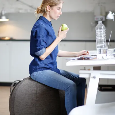 Produktbild von VLUV STOV Stoff-Sitzball, ergonomisches Sitzmöbel für Büro und Zuhause, Farbe: Concrete (grau), Ø 60cm - 65cm, hochwertiger Möbelbezugsstoff, robust und formstabil, mit Tragegriff