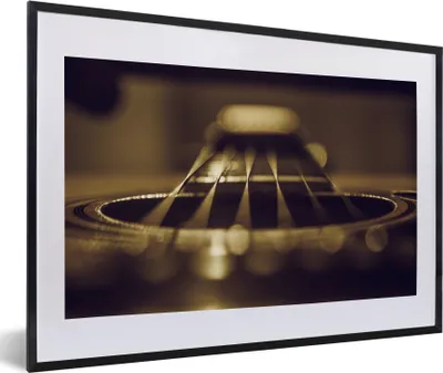 Produktbild von MuchoWow® MuchoWow® Gerahmtes Poster Nahaufnahme einer sechssaitigen akustischen Gitarre 60x40 cm - Poster mit zchwarzem Bilderrahmen - Schlafzimmer - Plakat in Rahmen - Drucken